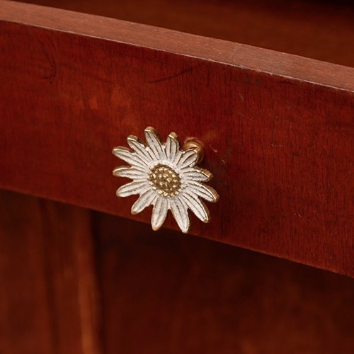 DOTTY DAISY KNOB